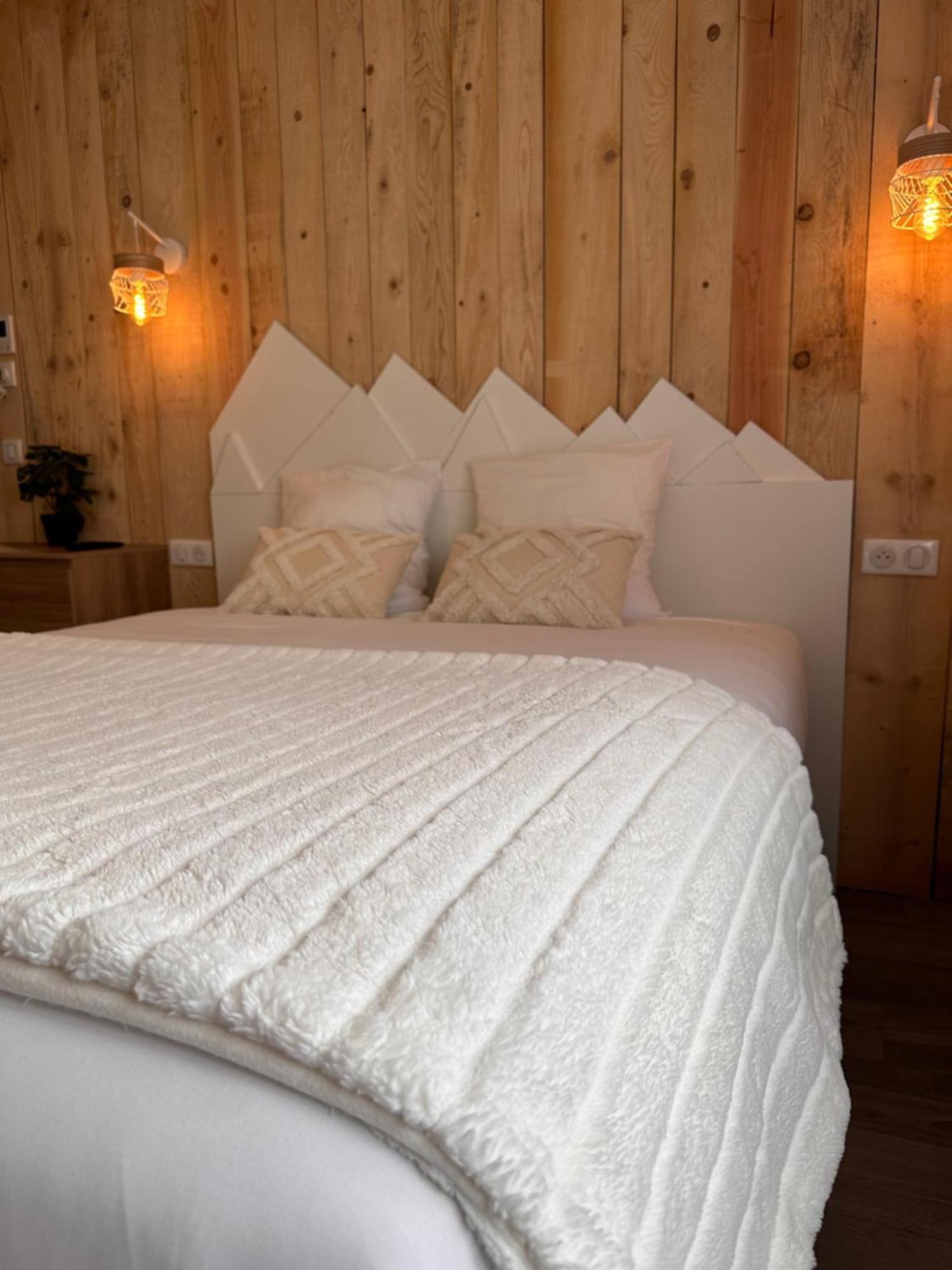 Auberge Du Vieux Lanas Logis Hotel Restaurant Eksteriør billede